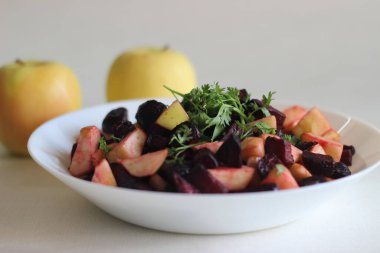 Pancar pancarından yapılmış salata. Zeytin yağı ve tuzla kızartılmış ve yeşil elma küpleriyle karıştırılmış.