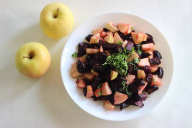 Pancar pancarından yapılmış salata. Zeytin yağı ve tuzla kızartılmış ve yeşil elma küpleriyle karıştırılmış.