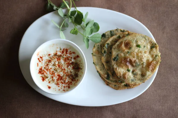 Methi poori adında sağlıklı bir Hint ekmeği. Kepek yapraklarıyla karıştırılmış buğday unundan yapılmış. Hint masalıyla karıştırıldığında tadı güzel oluyor.