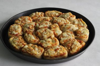 Ev yapımı mozzarella pizza ruloları.