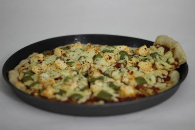 Süzme peynir ve dolmalık biberli ev yapımı pizza.