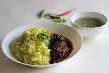 Püre tapyoka balığı köri ve yeşil acı biber.