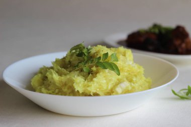 Püre tapyoka balığı köri ve yeşil acı biber.