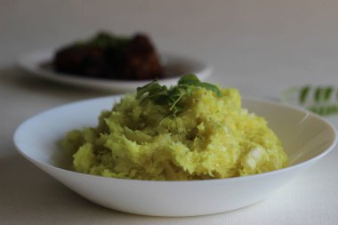 Püre tapyoka balığı köri ve yeşil acı biber.