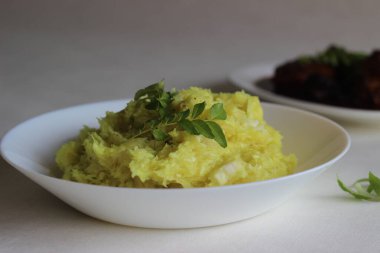 Püre tapyoka balığı köri ve yeşil acı biber.