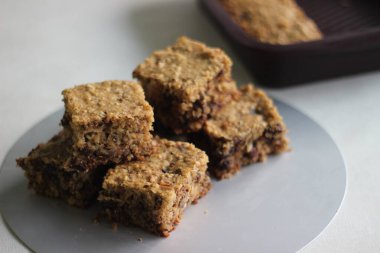 Ev yapımı kahvaltı barı muzlu, çikolatalı, cevizli ve bademli.