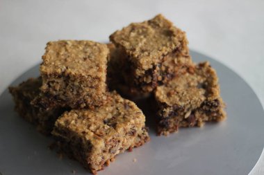 Ev yapımı kahvaltı barı muzlu, çikolatalı, cevizli ve bademli.