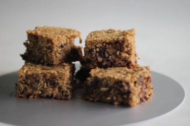 Ev yapımı kahvaltı barı muzlu, çikolatalı, cevizli ve bademli.