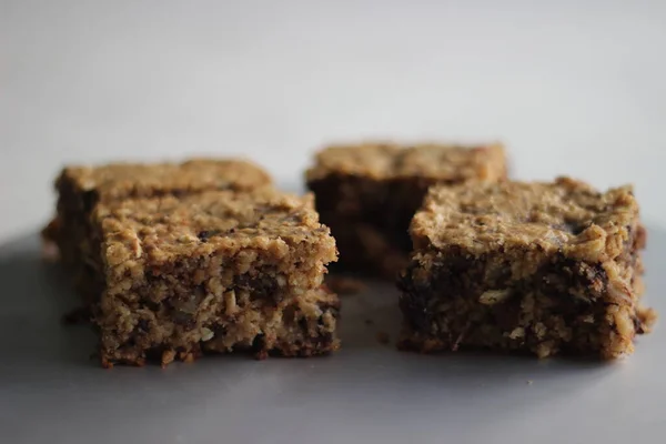 Zelfgemaakte Ontbijtbar Gemaakt Van Haver Banaan Chocolade Walnoot Amandelen — Stockfoto