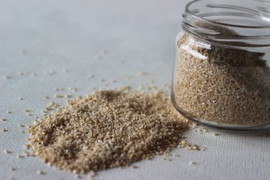 Kırık buğday, çatlamış buğday ya da kuskus, sağlıklı yulaf lapası yapımında kaba olarak kullanılan tüm ham buğday tanelerini öğüterek yapılır.