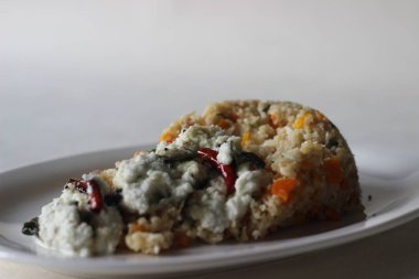 Dalia upma ya da kırık buğday upma, Hindistan 'da kırılan buğday, sebze karışımı ve hindistan cevizi turşusuyla servis edilen diğer temel baharatlarla yapılan bir kahvaltıdır.