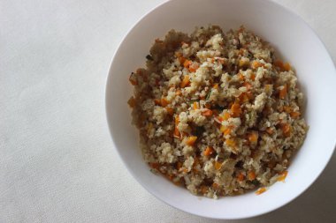 Dalia upma ya da kırık buğday upma, Güney Hindistan 'da kırılan buğday, sebze ve diğer temel baharatlarla yapılan bir kahvaltıdır.