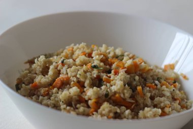 Dalia upma ya da kırık buğday upma, Güney Hindistan 'da kırılan buğday, sebze ve diğer temel baharatlarla yapılan bir kahvaltıdır.