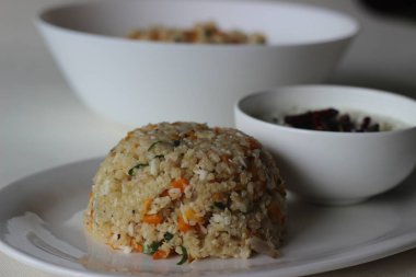 Dalia upma ya da kırık buğday upma, Hindistan 'da kırılan buğday, sebze karışımı ve hindistan cevizi turşusuyla servis edilen diğer temel baharatlarla yapılan bir kahvaltıdır.