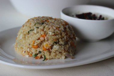 Dalia upma ya da kırık buğday upma, Hindistan 'da kırılan buğday, sebze karışımı ve hindistan cevizi turşusuyla servis edilen diğer temel baharatlarla yapılan bir kahvaltıdır.