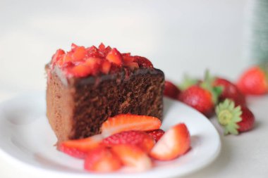 Çikolatalı kek dilimi, çikolatalı ganache ve üstüne de sevgililer günü randevusu için taze çilek ve Noel ziyafeti.