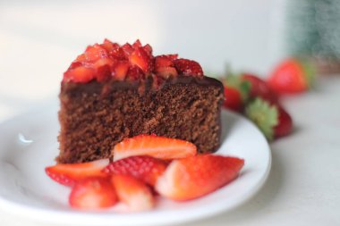 Çikolatalı kek dilimi, çikolatalı ganache ve üstüne de sevgililer günü randevusu için taze çilek ve Noel ziyafeti.