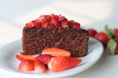 Çikolatalı kek dilimi, çikolatalı ganache ve üstüne de sevgililer günü randevusu için taze çilek ve Noel ziyafeti.