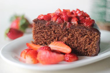 Çikolatalı kek dilimi, çikolatalı ganache ve üstüne de sevgililer günü randevusu için taze çilek ve Noel ziyafeti.