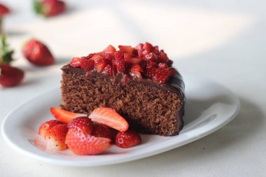 Çikolatalı kek dilimi, çikolatalı ganache ve üstüne de sevgililer günü randevusu için taze çilek ve Noel ziyafeti.