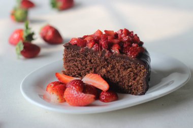 Çikolatalı kek dilimi, çikolatalı ganache ve üstüne de sevgililer günü randevusu için taze çilek ve Noel ziyafeti.