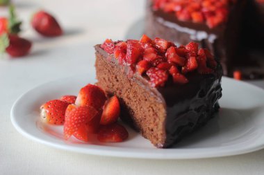 Çikolatalı kek dilimi, çikolatalı ganache ve üstüne de sevgililer günü randevusu için taze çilek ve Noel ziyafeti.