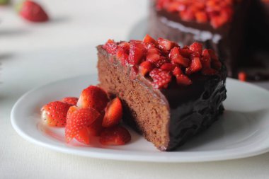 Çikolatalı kek dilimi, çikolatalı ganache ve üstüne de sevgililer günü randevusu için taze çilek ve Noel ziyafeti.