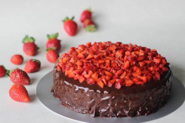 Çikolatalı ganache ve üstüne de sevgililer günü randevusu için taze çilek ve Noel ziyafeti.