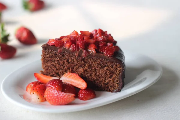 Çikolatalı kek dilimi, çikolatalı ganache ve üstüne de sevgililer günü randevusu için taze çilek ve Noel ziyafeti.