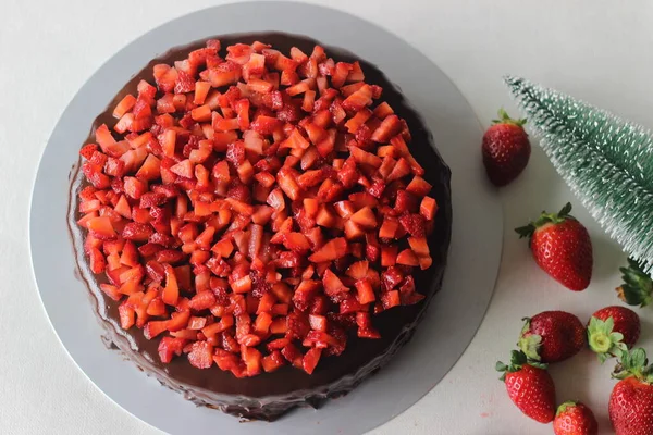 Τούρτα Σοκολάτας Γκανάς Σοκολάτας Και Γαρνιρισμένη Φρέσκες Φράουλες Για Ημερομηνία — Φωτογραφία Αρχείου