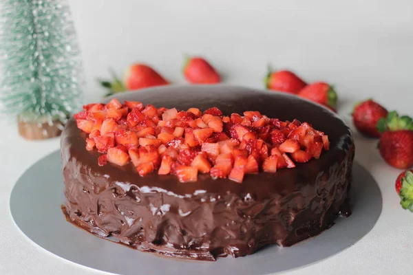 Chocoladetaart Met Chocolade Ganache Gegarneerd Met Verse Aardbeien Voor Een — Stockfoto