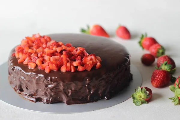 Chocolate Cake Chocolate Ganache Topped Fresh Strawberries Valentines Day Date — Stock Photo, Image