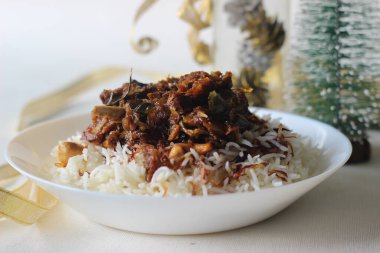 Aromatik geleneksel Ghee pilavı ve Kerala usulü baharatlı koyun rostosu Noel, Paskalya, onam ve diğer festivaller için hazırlandı.