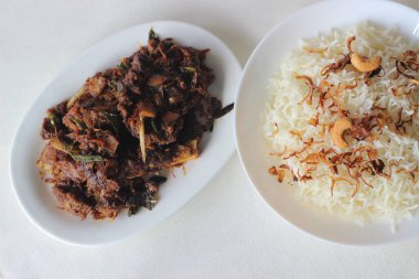 Aromatik geleneksel Ghee pilavı ve Kerala usulü baharatlı koyun rostosu Noel, Paskalya, onam ve diğer festivaller için hazırlandı.