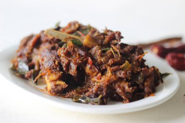 Kerala stilinde özel durumlar için hazırlanmış baharatlı koyun rostosu Noel, Paskalya, onam ve diğer festivaller gibi.