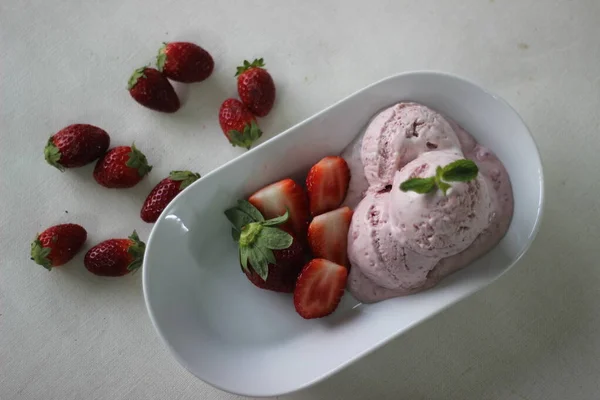 Eggless Strawberry Ice Cream Fresh Strawberries Heavy Cream Condensed Milk — Foto Stock