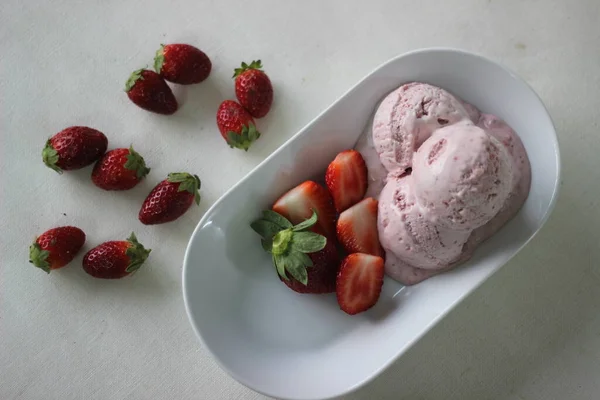Eggless Strawberry Ice Cream Fresh Strawberries Heavy Cream Condensed Milk — Zdjęcie stockowe