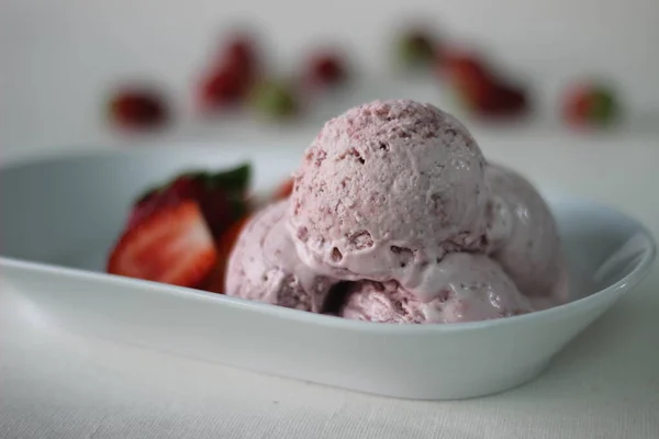 Eggless Strawberry Ice Cream Fresh Strawberries Heavy Cream Condensed Milk — Fotografia de Stock