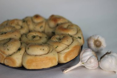 Ev yapımı ekmek, sarımsaklı ekmek ve İtalyan bitkisi.