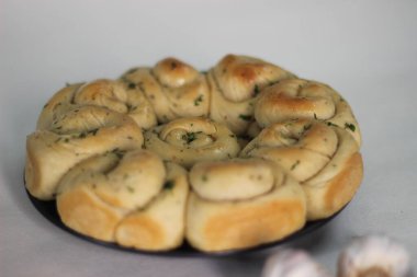 Ev yapımı ekmek, sarımsaklı ekmek ve İtalyan bitkisi.