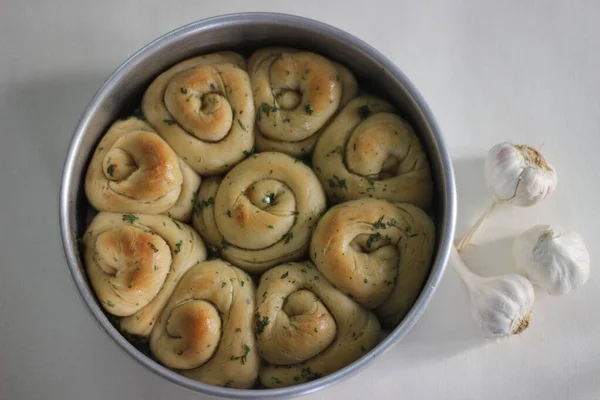 Pão Caseiro Rolos Jantar Com Manteiga Alho Erva Italiana — Fotografia de Stock