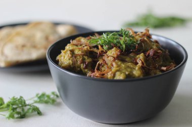 Ev yapımı baharatlı kişniş tavuğu öğle veya akşam yemeğinde Hint ekmeği ile servis edilir.