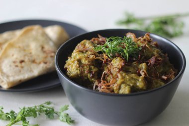 Ev yapımı baharatlı kişniş tavuğu öğle veya akşam yemeğinde Hint ekmeği ile servis edilir.