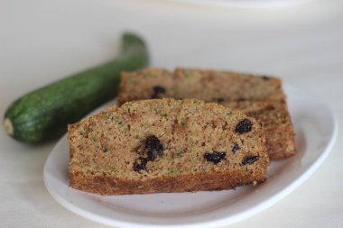 Kabak üzümlü ekmek. Yumuşak ve nemli, dilimlenmiş kabaktan yapılmış, tarçınlı ve aromalı bir tutam hindistan cevizli ekmek.