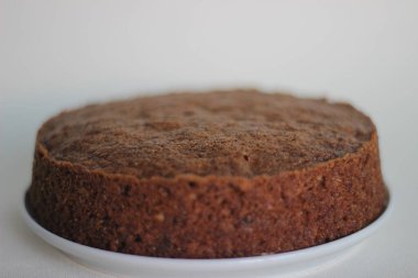 Nemli ve kolay havuçlu cevizli kek rendelenmiş havuç ve doğranmış cevizli. Ev yapımı için kolay ve hızlı bir pasta hazırlığı