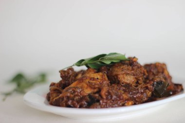 Kerala usulü kurutulmuş tavuk rostosu. Kokteyl yağı ve kokarca dilimleri ile hazırlanmış.