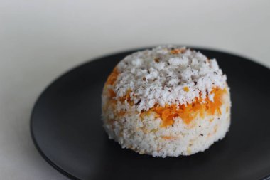 Havuç puttu. Pirinç unuyla birlikte doğranmış havuç ve hindistan cevizi karışımı ekleyerek çok çeşitli Kerala pirinç buğulama keki.