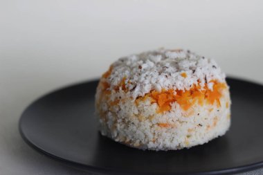 Havuç puttu. Pirinç unuyla birlikte doğranmış havuç ve hindistan cevizi karışımı ekleyerek çok çeşitli Kerala pirinç buğulama keki.