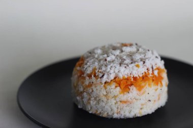 Havuç puttu. Pirinç unuyla birlikte doğranmış havuç ve hindistan cevizi karışımı ekleyerek çok çeşitli Kerala pirinç buğulama keki.
