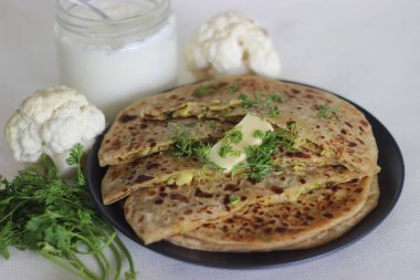 Gobi paratha ya da karnabahar paratha, karnabahar ve sebzelerle doldurulmuş bir paratha ya da parantha türüdür. Genellikle kahvaltıda kaymak, tereyağı ya da turşu ile birlikte tüketilir..